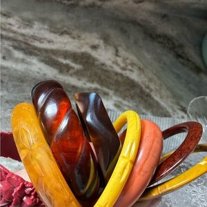 Lot of 7 Vintage Bakelite? And lucite bangles!!
